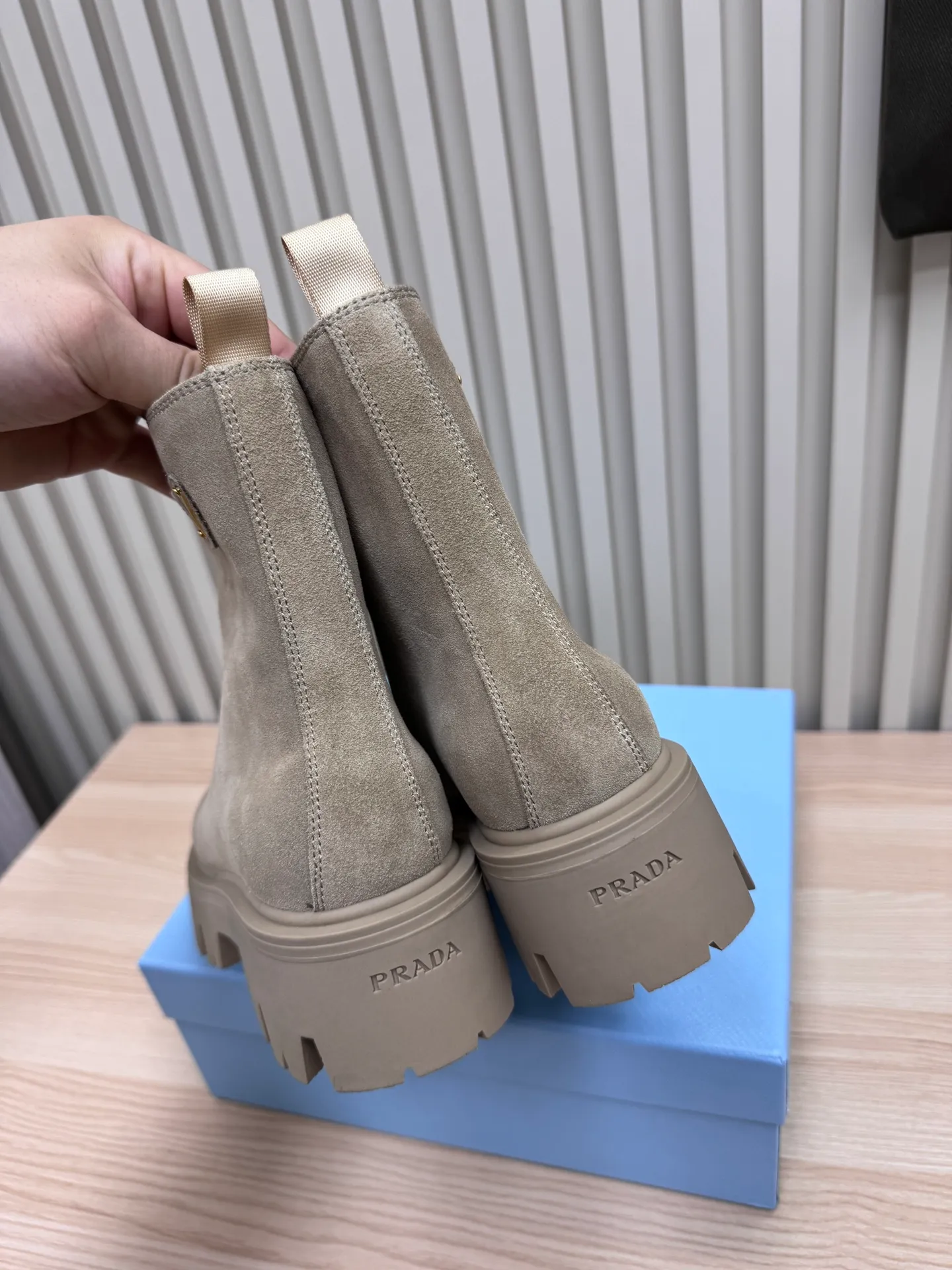 👟👟Ex-factory price 680👟👟 Prada / Prada couple's Martin boots are here, comfortable and elegant to wear. The original molded outsole of the counter is 1:1 replica. It is made of non-slip and wear-resistant imported TPU tin mold vacuum outsole. Tank-shaped thick sole. Fabric: imported anti-explosion cowhide. Lining: imported mixed sheepskin lining. Sheepskin foot pads. Outsole: tin molded beef tendon sole. Code number: 35-41 (42 customized)